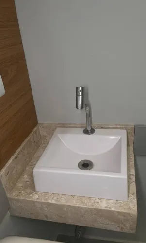 bancada em travertino com cuba e torneira para pia lavabo lavatório pequeno
