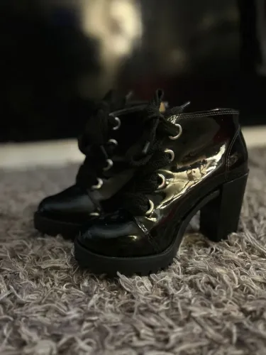 Bota Moleca Preta Cano Curto Salto Alto - Elegante e Conservada