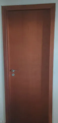 Portas lisas de madeira, kits completos, para interior com 70 cm e 60 cm.