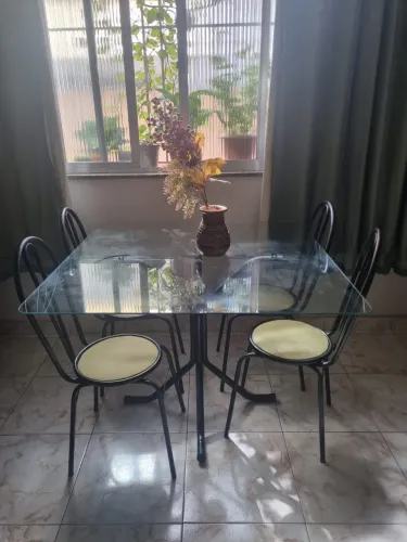 Mesa de Jantar de Vidro, com 4 Cadeiras