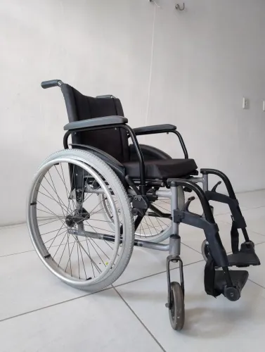 Cadeira de rodas com assento acolchoado, facilidade de desmontar quando necessário, travas