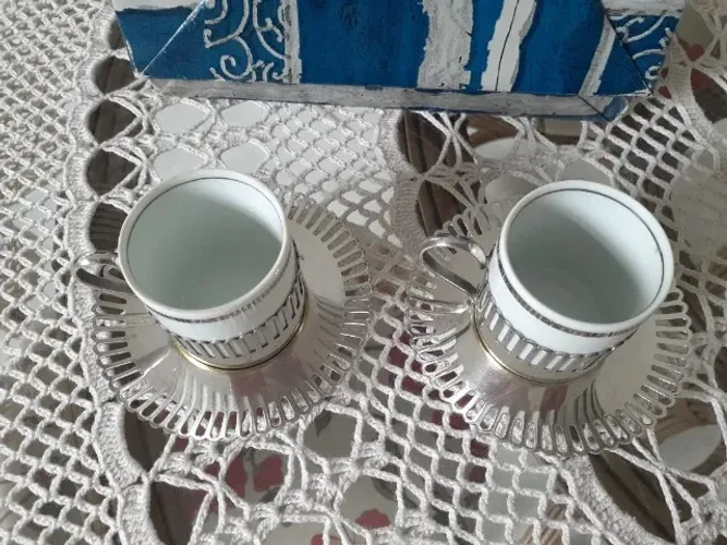 CONJUNTO DE XICARAS EM PORCELA E PRATA AUREA 90. DÉCADA DE 70