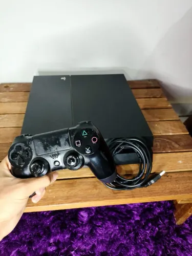 PlayStation 4 em ótimo estado de funcionamento