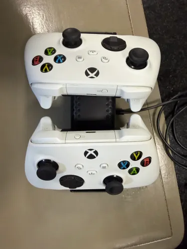 2 controles Xbox Series S/X com base de carregamento