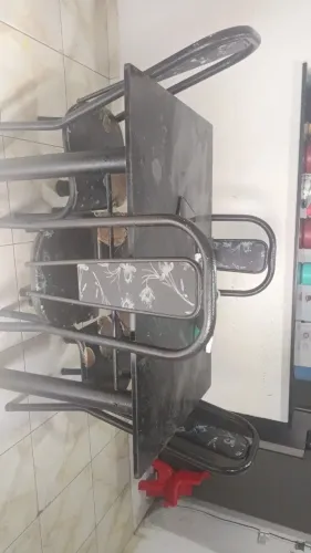Mesa com 4 cadeiras para quem quiser reformar