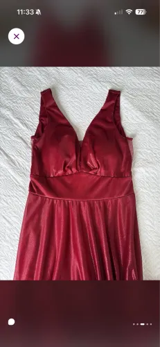 Vestido elegante longo de festa acetinado na cor vermelha/marsala, com decote em V marcada