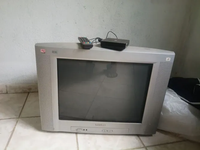 Televisão de tubo , aparelho HDMI, e um guarda roupa montável 