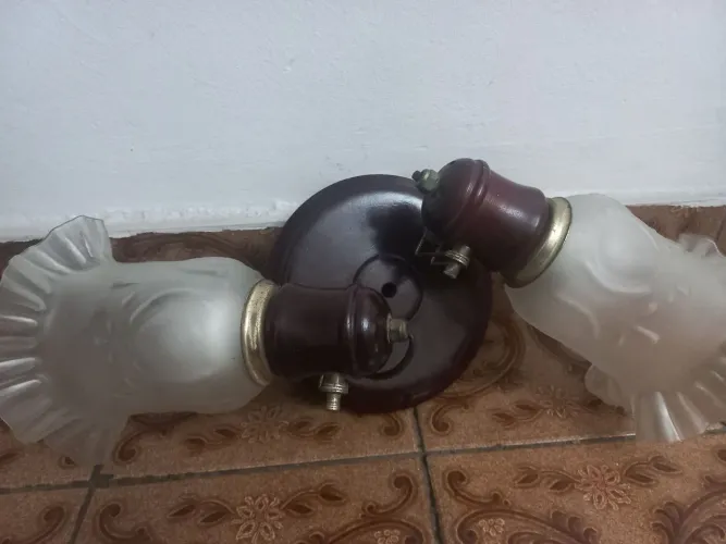 Lustre antigo madeira com cúpula de vidro tulipas