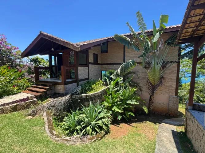 Casa à venda com 3 suítes no Condomínio Ponta das Toninhas em Ubatuba/SP.