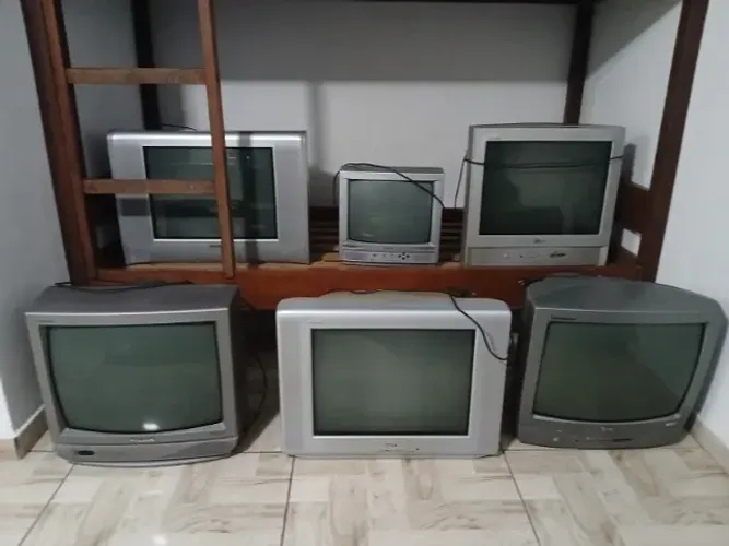 Varias TVs de Tubo