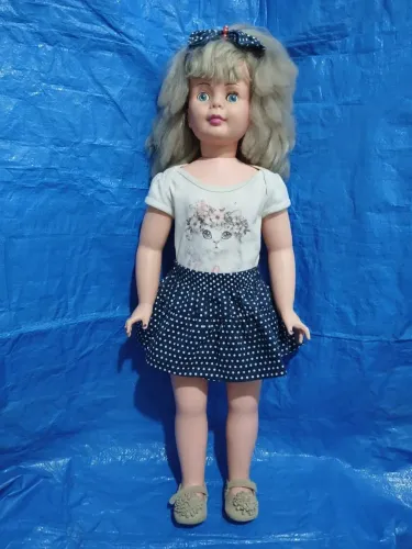 BONECA AMIGUINHA DAS NOVAS  (80CM E FECHA OS OLHOS)