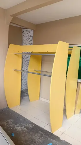 Ararara organizador em MDF da cor amarela