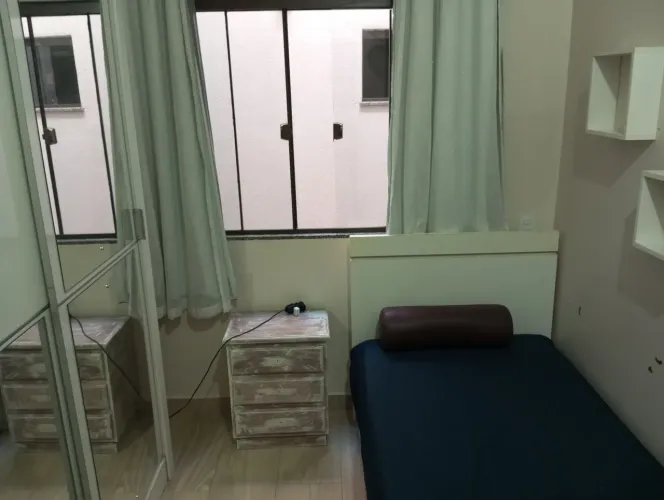 Alugo quarto para moças