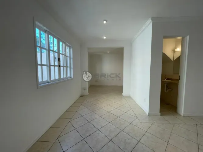 Casa triplex em condomínio para locação com 3 suítes + dependência completa, 131.06 m² no 