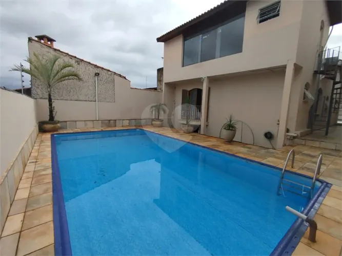 Oportunidade! Excelente casa com 3 dormitórios e piscina na Zona Leste