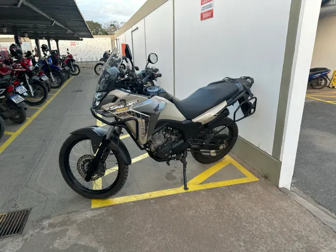 Sahara 300 ADV 2024 6600km + Acessorios
