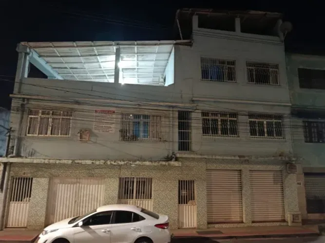 Prédio com 7 unidades geradoras de renda, sendo 2 pontos comerciais e 5 apto.