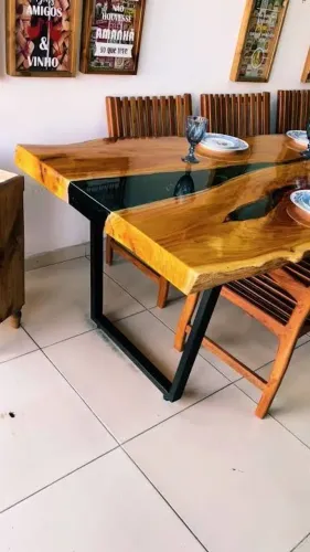Mesa de resina e madeira