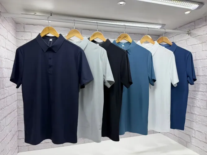 POLO MASCULINA TECNOLÓGICA LISA COM BOTÃO