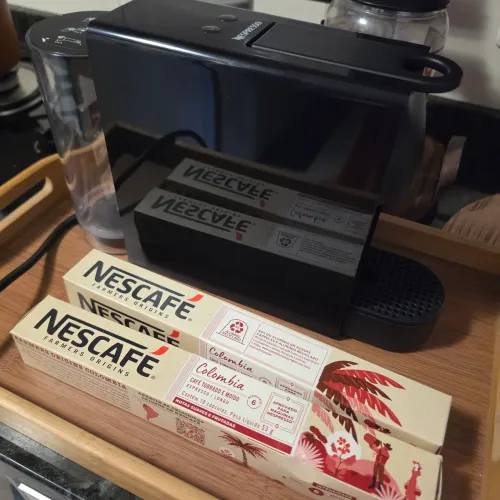 Cafeteira Nespresso Essenza Mini + Dias caixas de Capsulas