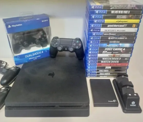 PS4 SLIM 1TB COMPLETO! (20 JOGOS EM CD* + HD EXTERNO 1TB + 2 MANETES + CAIXA). PARCELO!