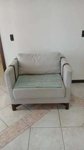 Poltrona usada 0,80x0,90 cor cinza com detalhes em couro em madeira maciça revestida. 