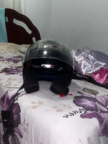 Capacete semi novo em perfeitas condições com intercomunicador