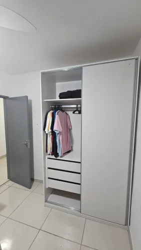 Armário Tok&Stok 2 portas de correr e 3 gavetas
