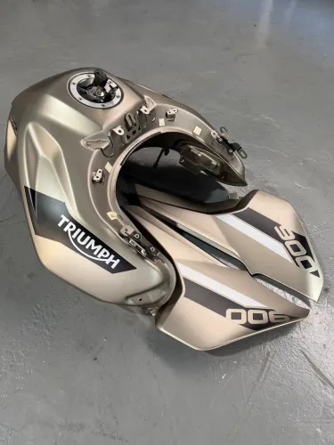 Tanque Triumph tiger 900