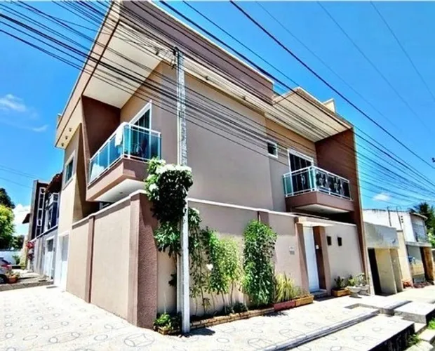 CD 121, Condomínio Ouro Verde, Casa triplex com 03 suítes