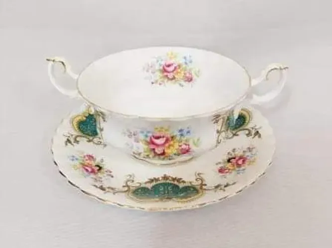 Delicado Consomê Em Porcelana Inglesa Assinado Royal Albert - Xícara De Chá