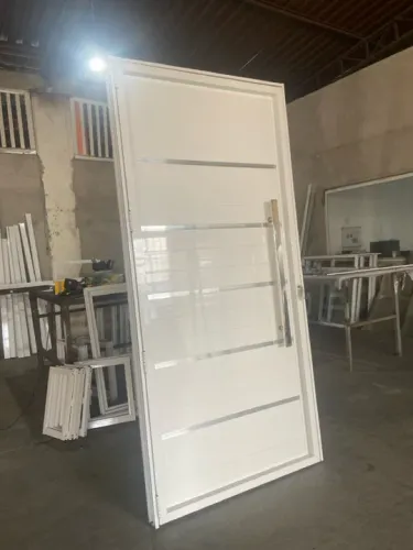 Porta de entrada branca com detalhes em alumínio - Nova