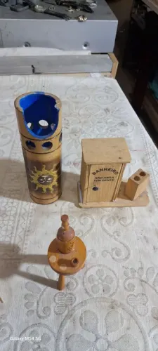 Conjunto de Miniaturas de Banheiro Antigo em Madeira