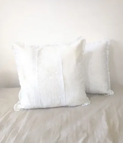 Capas de almofada em renda e bordado inglês
