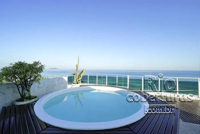Cobertura à venda no Beton. Praia da Barra da Tijuca. Frente mar.
