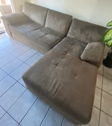 Sofá de canto marrom espaçoso em L