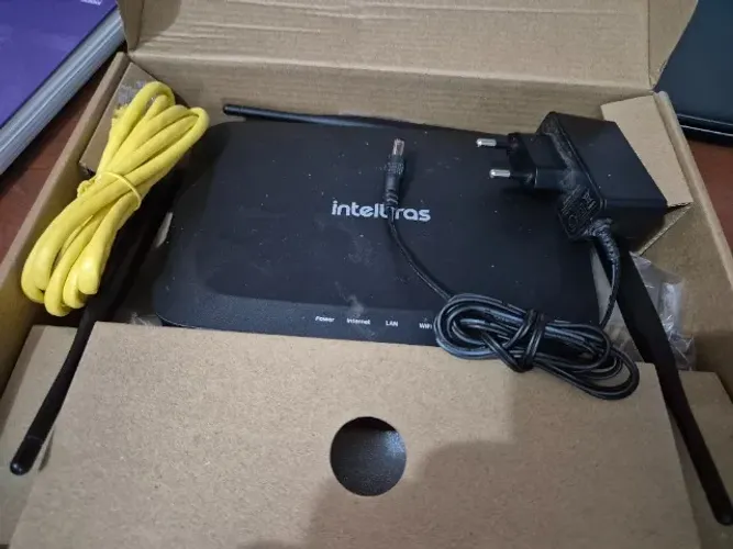 Lote de roteadores em funcionamento