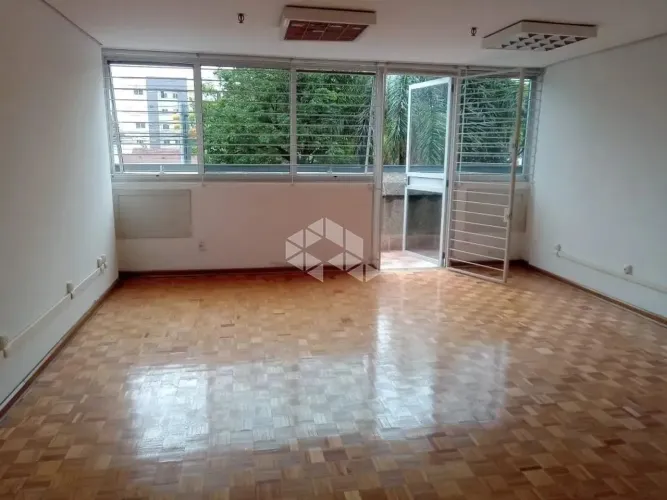 Sala com box, na Dom Pedro II, próximo a Sogipa, Bourbom Assis Brasil.