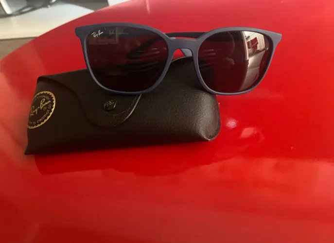 óculos ray-ban com aro azul e lentes marrom