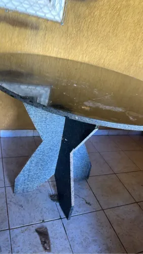 De 1600,00 por 840,00 - Mesa em Granito cinza com pés também em granito 