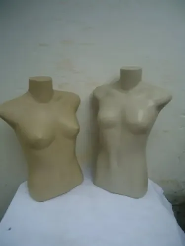 07 manequins seminovos por apenas 200,00 - Expositor vai de brinde!!!