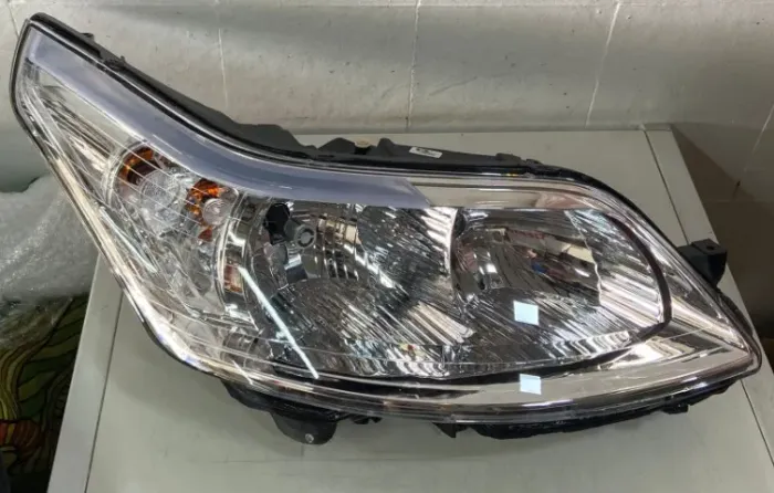 Farol C4 Pallas (direito)