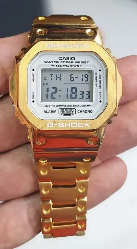 G-Shock DW-5600 com kit dourado 