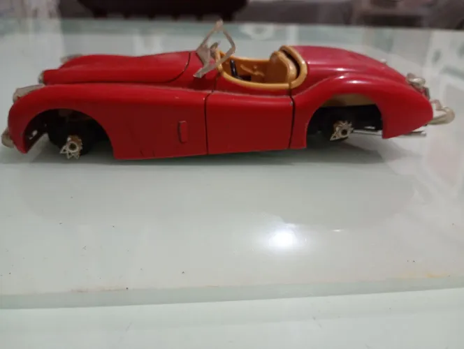 Miniatura Jaguar XK120 1948 Escala 1/24 Burago(para reformar)