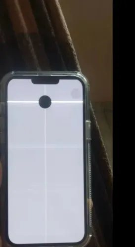 Tela iPhone 13 Pro Max com detalhes na tela, mais funcionando normalmente