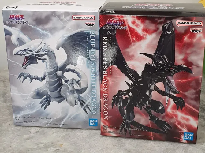 Dragões Yu-Gi-Oh! Blue-Eyes White Dragon e Red-Eyes Black Dragon Bandai original Lacrados