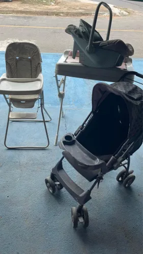 Carrinho de bebê, trocador, cadeirinha bebê conforto 