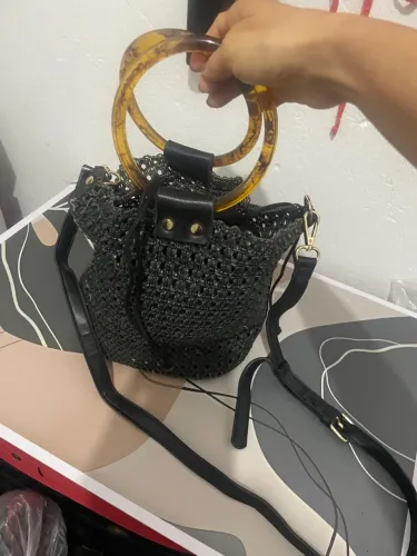 Bolsa modelo bucket tramada com alça curta e longa!