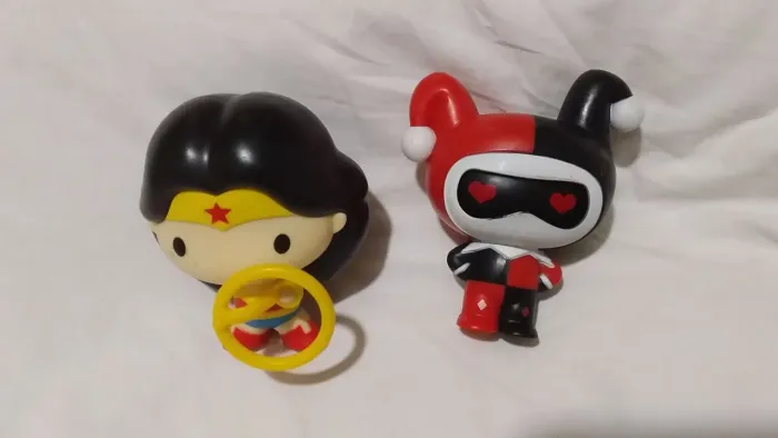Bonecos Wonder Woman e Harley Quinn funko edição burguer king