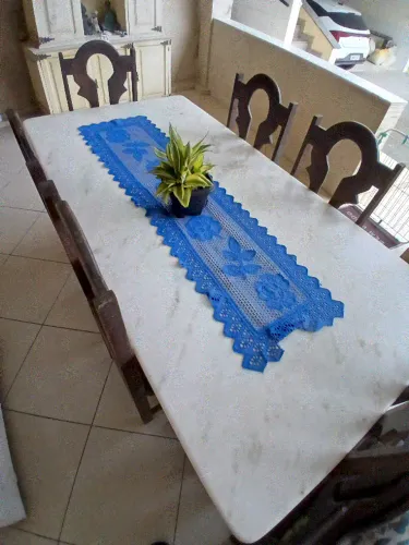 Mesa de jantar, em madeira maciça